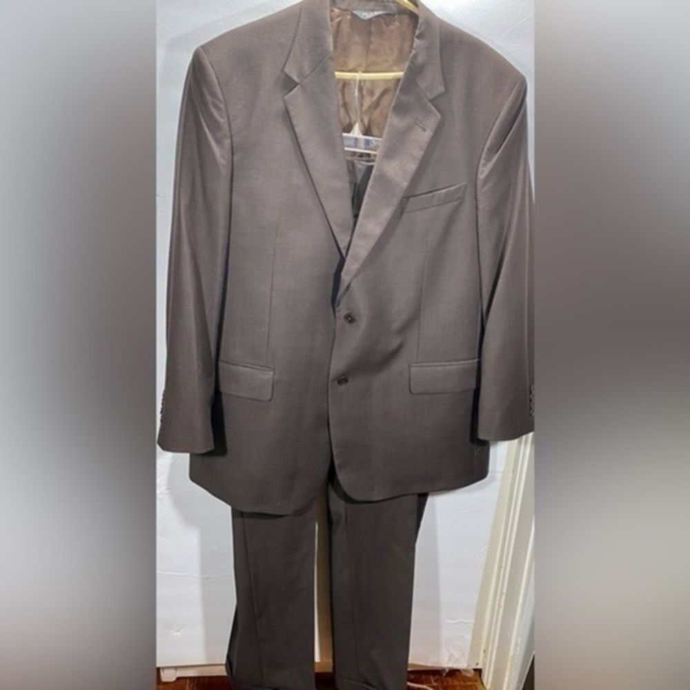 JOS A BANKS 2 PIECE SUIT BROWN NAILHEAD COAT SIZE 43R PANTS SIZE 43 X 34